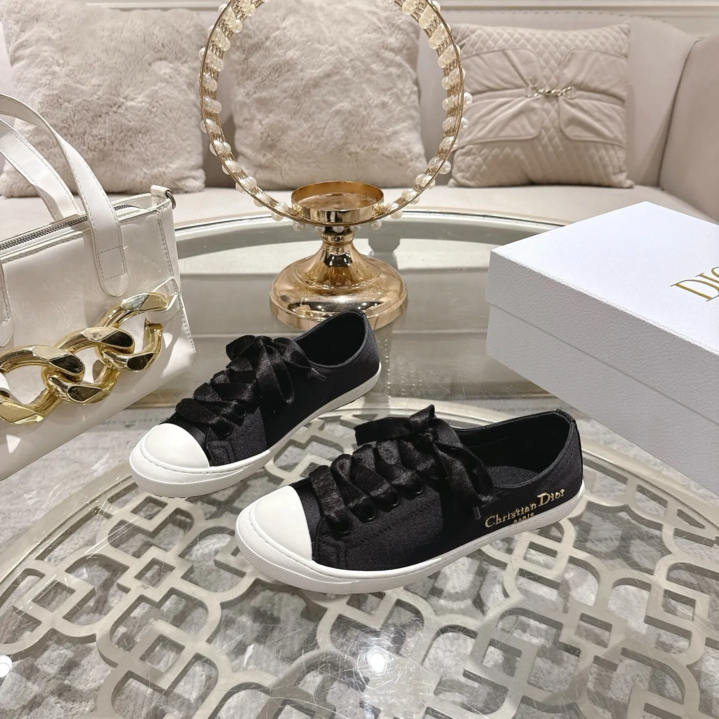 👟👟Ex-factory price 520👟👟 DIOR Dior's 2025 latest lucky satin casual shoes thin-soled shoes. Many celebrity Internet celebrities planted Chanristian Dior logo buckles. The designer really understands the needs of girls in summer. This new product Lucky thin-soled shoes are as cute as her name. The thin sole + shallow mouth design makes the whole pair of shoes very light and easy to wear. Fabric: Satin with wide satin laces of the same color. They are so beautiful that they are speechless in the sun. The soft shoe body looks like stepping on clouds with socks and culottes. It is windy and lazy when walking. It gives you the "effortless" elegance when you take a shot. Outsole: Original molded TPU outsole Size: 35-41 (41 is custom-made and cannot be returned or exchanged)